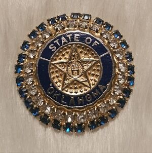 VTG Great Seal The State Of Oklahoma Goldtone Rhinestone Studded 1" Brooch Pin